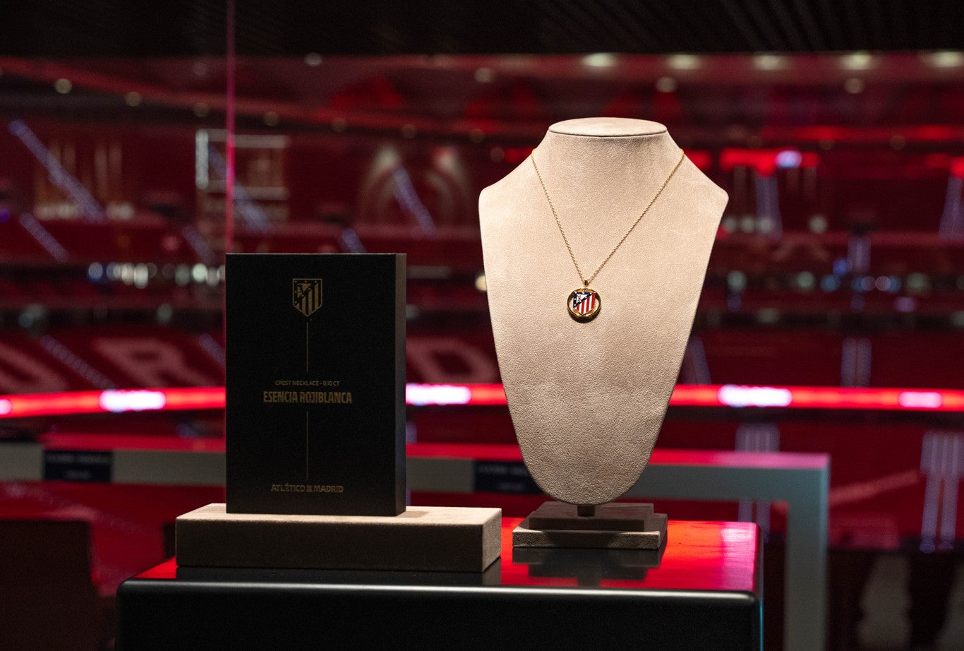 Brilianto presents the Esencia Rojiblanca diamond collection at the Atlético de Madrid stadium.