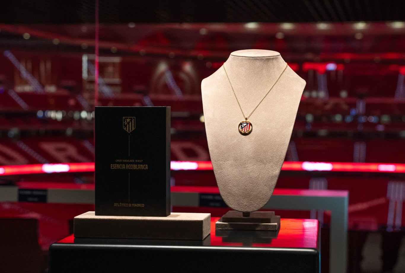 Brilianto presents the Esencia Rojiblanca diamond collection at the Atlético de Madrid stadium.
