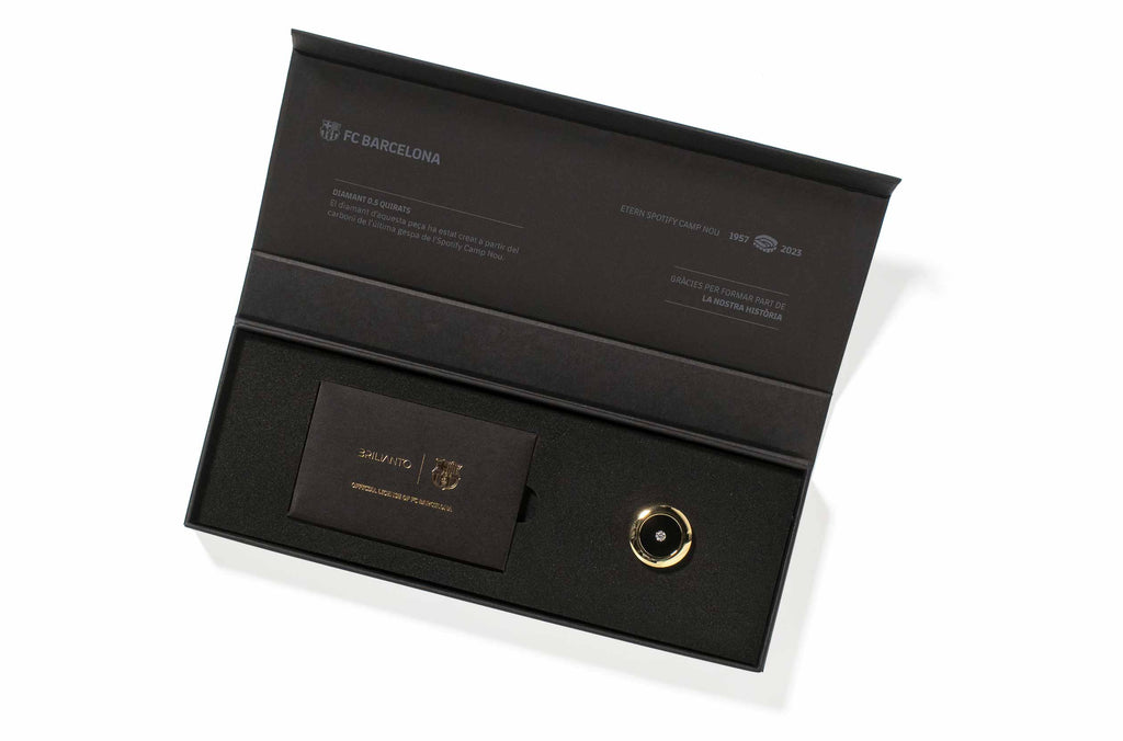 Packaging abierto diamante 0.50 quilates de color negro con acabado en stamping dorado sobre fondo blanco.