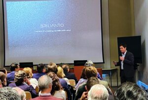 Santiago Bach, CEO de Brilianto, hizo una presentación sobre la empresa y sus colecciones de diamantes de origen único